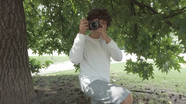 Boy Kid Anos Idade Tirar Fotos Com Câmera Parque Durante — Fotografia de Stock