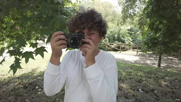 9岁的男孩在假期期间在公园里用相机拍照 在童年时期旅行和学习拍照 — 图库照片