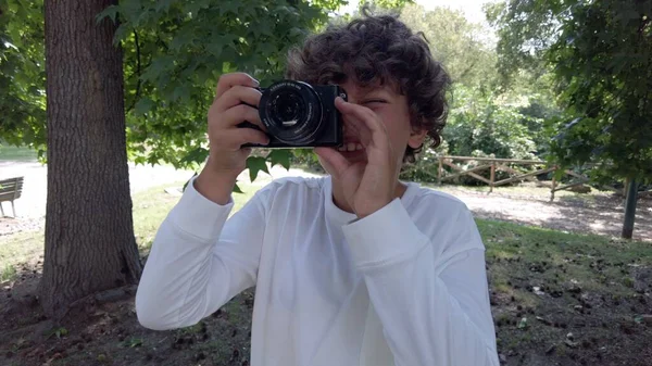 Boy Kid Anos Idade Tirar Fotos Com Câmera Parque Durante — Fotografia de Stock