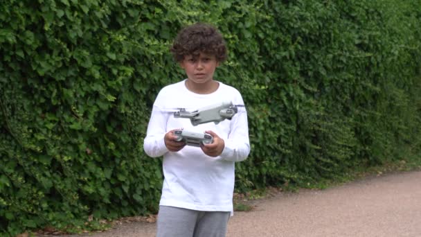 Boy Kid Gammal Lek Och Flygning Med Drönare Drömmer Att — Stockvideo