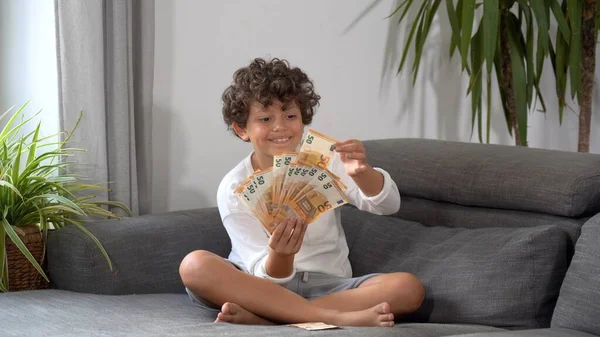 Criança Pequena Com Notas Euro Dinheiro — Fotografia de Stock