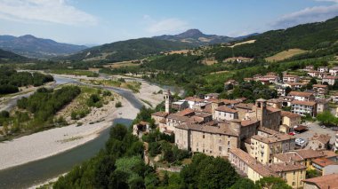 Avrupa, İtalya, Emilia Romagna Val Trebbia - nehir kuraklığının ve kuraklık durumunun insansız hava görüntüsü - iklim değişikliği ve küresel ısınma 