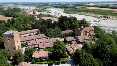 Avrupa, İtalya, Rivergaro, Emilia Romagna - Rivalta Kalesi 'nin insansız hava aracı görüntüsü