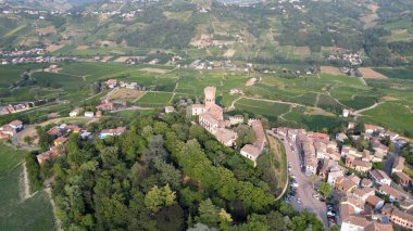 Avrupa, İtalya, Rivergaro, Emilia Romagna - Rivalta Kalesi 'nin insansız hava aracı görüntüsü