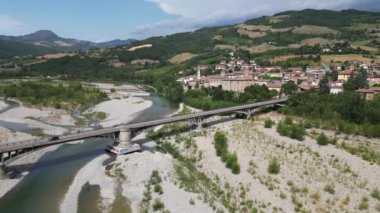 Avrupa, İtalya, Emilia Romagna Val Trebbia - nehir kuraklığı ve kuraklık su acil durumunun insansız hava aracı görüntüsü - iklim değişikliği ve küresel ısınma - boş nehir üzerindeki köprüde