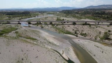 Avrupa, İtalya, Emilia Romagna Val Trebbia - nehir kuraklığı ve kuraklık su acil durumunun insansız hava aracı görüntüsü - iklim değişikliği ve küresel ısınma - boş nehir üzerindeki köprüde