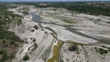 Avrupa, İtalya, Emilia Romagna Val Trebbia - nehir kuraklığının ve kuraklık suyunun insansız hava görüntüsü - kasırga ve nehir selinin ardından iklim değişikliği ve küresel ısınma