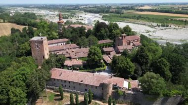 Avrupa, İtalya, Rivergaro, Emilia Romagna - Rivalta Kalesi 'nin insansız hava aracı görüntüsü