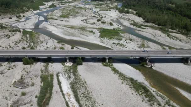 意大利 Emilia Romagna Val Trebbia 无人驾驶飞机对河流干旱和干旱的空中观察 气候变化和全球变暖 在空荡荡的河流上的桥上的汽车 — 图库视频影像