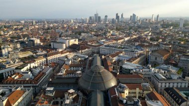 Avrupa, İtalya, Milan 08-17-2023 - Milano şehir merkezinin insansız hava aracı görüntüsü - Cordusio, Sforza Castle ve Citylife District gündoğumunda - turistik eğlence ve geziler