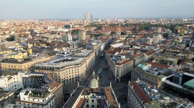 Avrupa, İtalya, Milan 08-17-2023 - Milano şehir merkezinin insansız hava aracı görüntüsü - Cordusio, Sforza Castle ve Citylife District gündoğumunda - turistik eğlence ve geziler