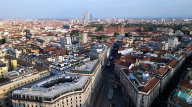 Avrupa, İtalya, Milan 08-17-2023 - Milano şehir merkezinin insansız hava aracı görüntüsü - Cordusio, Sforza Castle ve Citylife District gündoğumunda - turistik eğlence ve geziler