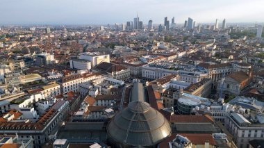 Avrupa, İtalya, Milan 08-17-2023 - Milano şehir merkezinin insansız hava aracı görüntüsü - Cordusio, Sforza Castle ve Citylife District gündoğumunda - turistik eğlence ve geziler