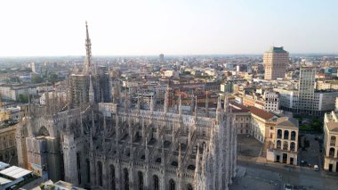 Avrupa, İtalya, Milan 08-18-23 - Şehir merkezindeki Duomo Piazza Duomo Gotik Katedrali 'nin insansız hava görüntüsü - Duomo Unesco Heritage turistik gezileri - gün doğumunda şehir manzarası