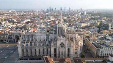 Avrupa, İtalya, Milan 08-18-23 - Şehir merkezindeki Duomo Piazza Duomo Gotik Katedrali 'nin insansız hava görüntüsü - Duomo Unesco Heritage turistik gezileri - gün doğumunda şehir manzarası
