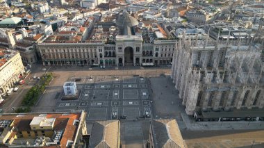 Avrupa, İtalya, Milan 08-18-23 - Şehir merkezindeki Duomo Piazza Duomo Gotik Katedrali 'nin insansız hava görüntüsü - Duomo Unesco Heritage turistik gezileri - gün doğumunda şehir manzarası