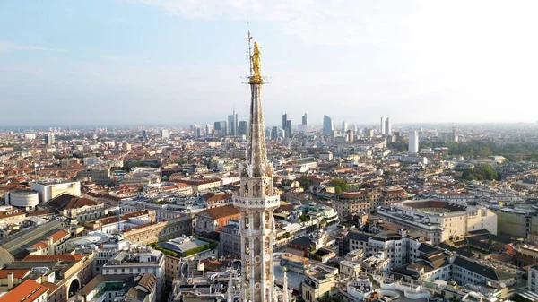 Avrupa, İtalya, Milan 08-18-23 - Şehir merkezindeki Duomo Piazza Duomo Gotik Katedrali 'nin insansız hava görüntüsü - Duomo Unesco Heritage turistik gezileri - gün doğumunda şehir manzarası