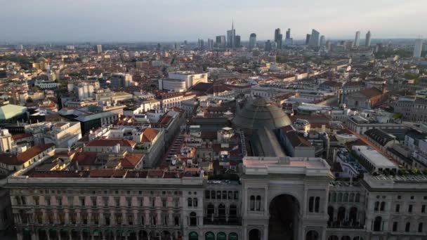 ヨーロッパ イタリア ミラノ 2023 ミラノのダウンタウン市内中心部のドローン空中ビュー 日の出の間にコルドゥス スフォルツァ城と都市生活地区 観光名所と観光 — ストック動画