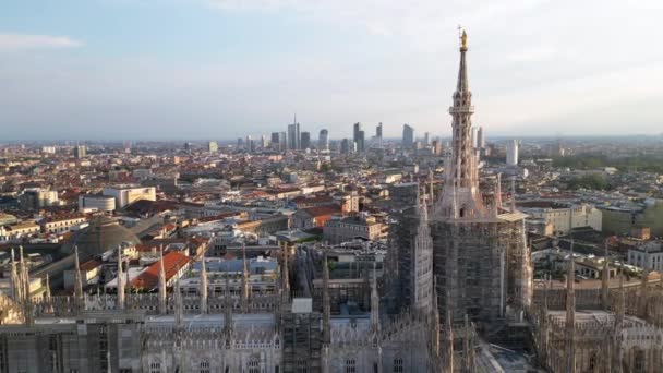 이탈리아 밀라노 중심가의 양식의 대성당인 두오모 광장의 마돈나와 옥상과 새로운 — 비디오