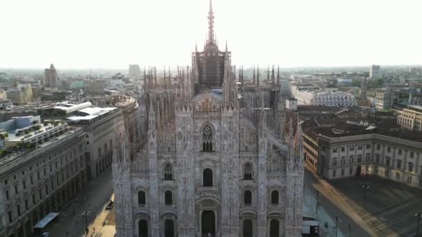 意大利米兰 市中心多摩多摩哥特式大教堂的无人机俯瞰 多摩教科文组织遗产旅游景点 日出期间的城市景观 — 图库视频影像