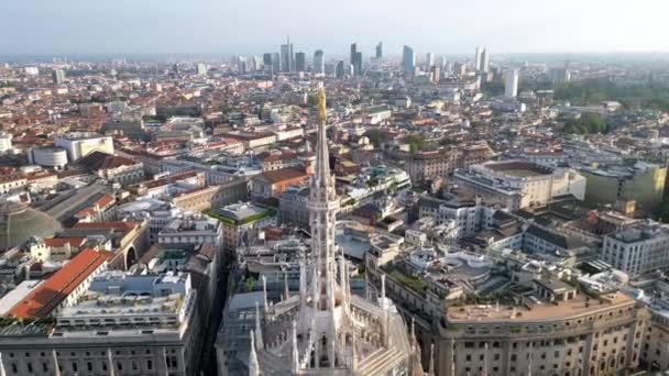 意大利 米兰08 市中心城市哥特式大教堂多摩广场的空中景观 Madonnina和屋顶及新天桥的无人机鸟瞰图 Duomo Unesco遗产观光 — 图库视频影像