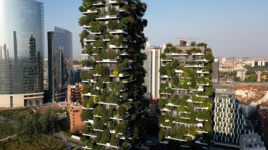 Avrupa, İtalya, Milano 08-18-2023 - Gae Aulenti 'deki yeni siluet cephesinde ekolojik ve sürdürülebilir ağaç ve yeşillikler ile dikey Orman (bosco dikey dikey) için insansız hava aracı görüntüsü