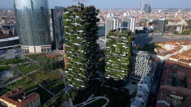 Avrupa, İtalya, Milano 08-18-2023 - Gae Aulenti 'deki yeni siluet cephesinde ekolojik ve sürdürülebilir ağaç ve yeşillikler ile dikey Orman (bosco dikey dikey) için insansız hava aracı görüntüsü