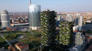 Avrupa, İtalya, Milano 08-18-2023 - Gae Aulenti 'deki yeni siluet cephesinde ekolojik ve sürdürülebilir ağaç ve yeşillikler ile dikey Orman (bosco dikey dikey) için insansız hava aracı görüntüsü