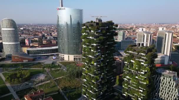 意大利 米兰08 2023 无人驾驶飞机俯瞰垂直森林 Bosco Verticale 的豪华摩天大楼生态和可持续发展 Gae Aulenti新天际线的立面上有树木和绿色 — 图库视频影像