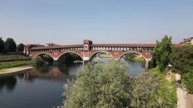Avrupa, İtalya, Pavia - Ticino ve Po nehri üzerindeki Ponte Koperto (üstü kapalı köprü) ve kuraklık ve yaz kuraklık sırasında Lombardiya 'daki Pavia City' nin insansız hava görüntüsü