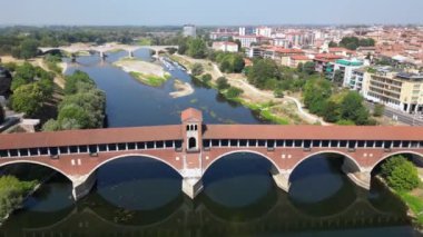 Avrupa, İtalya, Pavia - Ticino ve Po nehri üzerindeki Ponte Koperto (üstü kapalı köprü) ve kuraklık ve yaz kuraklık sırasında Lombardiya 'daki Pavia City' nin insansız hava görüntüsü