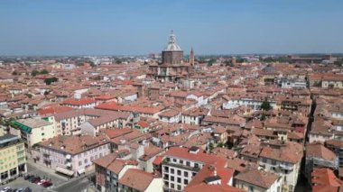 Avrupa, İtalya, Pavia - Lombardiya 'daki Pavia şehrinin İHA görüntüsü Duomo Katedrali Santo Stefano ve Santa Maria Assunta şehir merkezinde