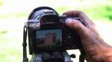 Avrupa, İtalya, Milan 08-25-23 - Milano şehir merkezindeki ev satışı için emlak fotoğrafları - emlakçılar profesyonel fotoğrafçıyla fotoğraf ve video çekiyorlar