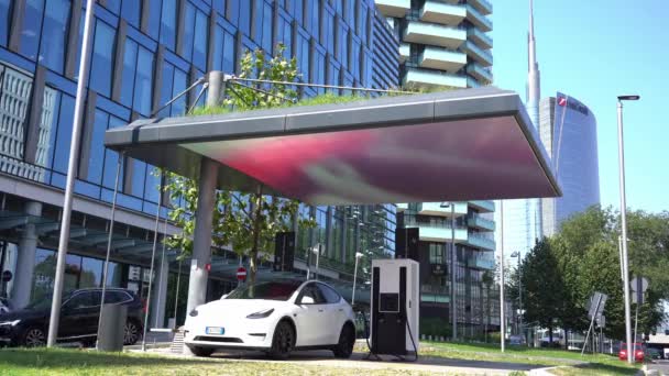 Europa Itália Milão Tesla Carro Elétrico Está Carregando Bateria Uma — Vídeo de Stock