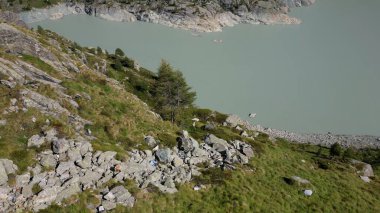 Avrupa, İtalya, Sondrio, Lombardy, Fellaria buzulunda Alpe Gera - insansız hava aracı barajı - kuraklık nedeniyle su sıkıntısı - iklim değişikliği ve küresel ısınma