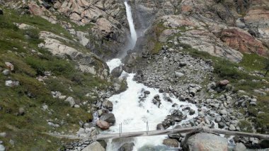 İnsansız hava aracından alınan şelaleli dağ akıntısı - Fellaria buzulu hızla erir ve su akıntıları yaratır - Avrupa, İtalya ve Sondrio Alpe Gera 'da iklim değişikliği ve küresel ısınma