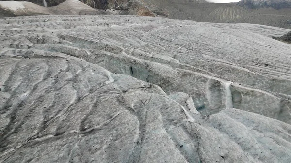 ヨーロッパ イタリア ソンドリオ ヴァレンコ アルペ アルプスの氷河のドローンビュー 氷山の急速な融解は海面上昇を引き起こします 地球温暖化と気候変動は干ばつと乾燥を引き起こす — ストック写真