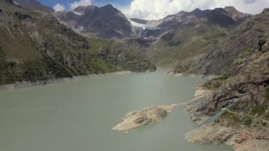 Avrupa, İtalya, Sondrio, Lombardy, Fellaria buzulunda Alpe Gera - insansız hava aracı barajı - kuraklık nedeniyle su sıkıntısı - iklim değişikliği ve küresel ısınma