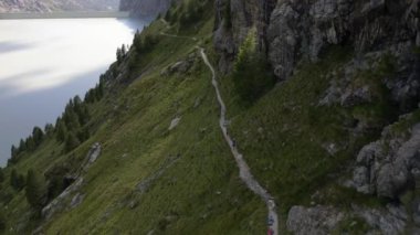 Valmalenco Vadisi 'nde doğa yürüyüşü ve yürüyüş için insansız hava aracı dağ yolundan İtalya Alpleri, Sondrio, İtalya, Alpe Gera barajı.