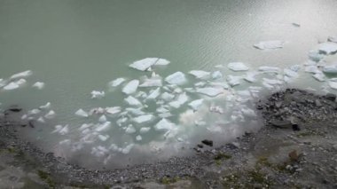 Fellaria 'nın insansız hava aracının buzdağlarını eritmesi - yüksek sıcaklıklar nedeniyle gölde yüzdüğümüz buz parçaları - Avrupa ve İtalya' da küresel ısınma ve iklim değişikliği
