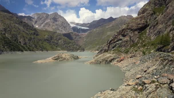 ヨーロッパ イタリア ソンドリオ ロンバルディ フェラリア氷河のアルペ ドローンからのマウンテンビューのダム 水不足 気候変動と地球温暖化 — ストック動画