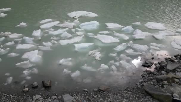 フェラリア融解氷河のドローンからの眺め 高温解凍のために湖に浮かぶ氷の断片 ヨーロッパの地球温暖化と気候変動 イタリアアルプス — ストック動画