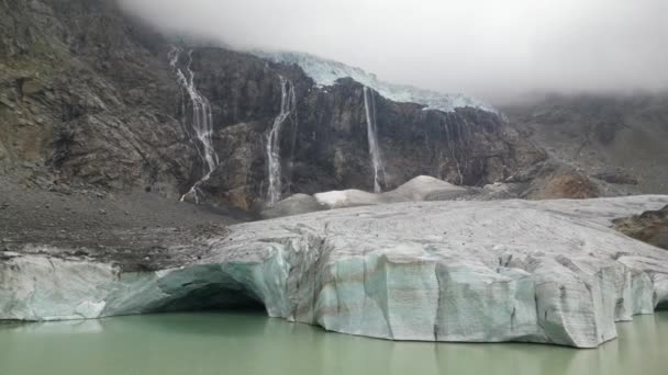 意大利 Sondrio Valmalenco Alpe Gera 无人机观测阿尔卑斯山中的Fellaria冰川 冰层迅速融化导致海平面上升 全球变暖和气候变化导致干旱和干旱 — 图库视频影像