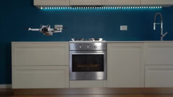 Fotógrafo Profissional Usar Drone Para Tirar Fotos Vídeo Casa Interior — Vídeo de Stock