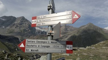 Sondrio, İtalya, Alpe Gera dam 09.08.2023 Val Malenco vadisinde yürüyüş ve yürüyüş için patika. İtalya Alpleri. Dağ doğası Fellaria buzullarında yürüyüş için işaretler.