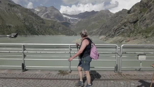 Ευρώπη Ιταλία Val Malenco Sondrio 2023 Πεζοπορία Τουριστών Στο Φράγμα — Αρχείο Βίντεο