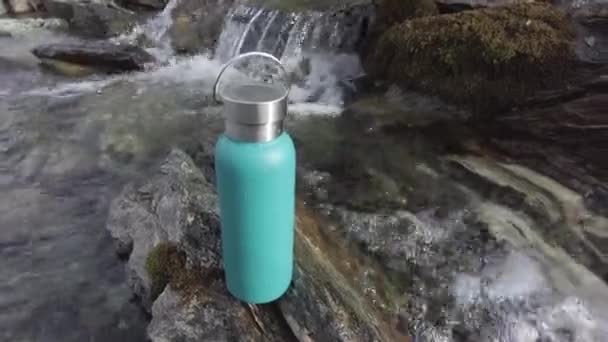 Заполнение Бутылки Водой Горном Ручье Таяние Ледника Питьевая Вода Реке — стоковое видео