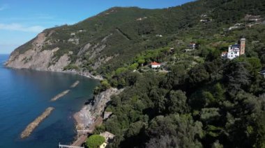 Ligurya 'daki Akdeniz' in insansız hava aracının manzarası toprak kayması ve doğal plajlar oluşturması - iklim değişikliği - yaz ve özgürlük arzusu - açık denizin sükuneti