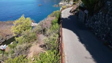 Avrupa, İtalya, Framura Ligurya 'da küçük bir deniz köyü. Akdeniz kıyılarının insansız hava aracı görüntüsü. Yürüyüş ve yürüyüş. 