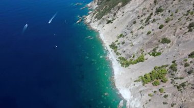 Ligurya 'daki Akdeniz' in insansız hava aracının manzarası toprak kayması ve doğal plajlar oluşturması - iklim değişikliği - yaz ve özgürlük arzusu - açık denizin sükuneti